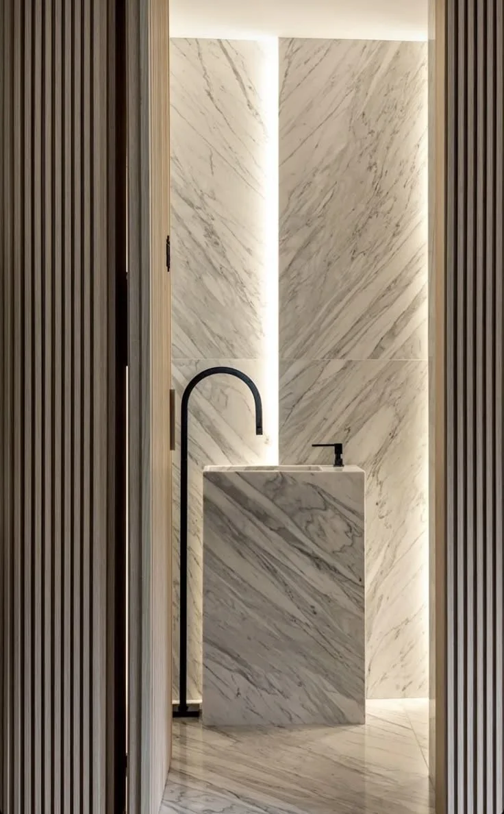 Duna Fluted Pedestal — Beige Travertine, Fluted finish