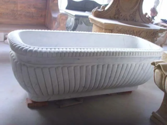 Fluted Bathtub — Makrana White, Fluted finish